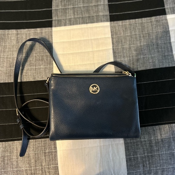 Micheal Kors Crossbody - Picture 1 of 1
